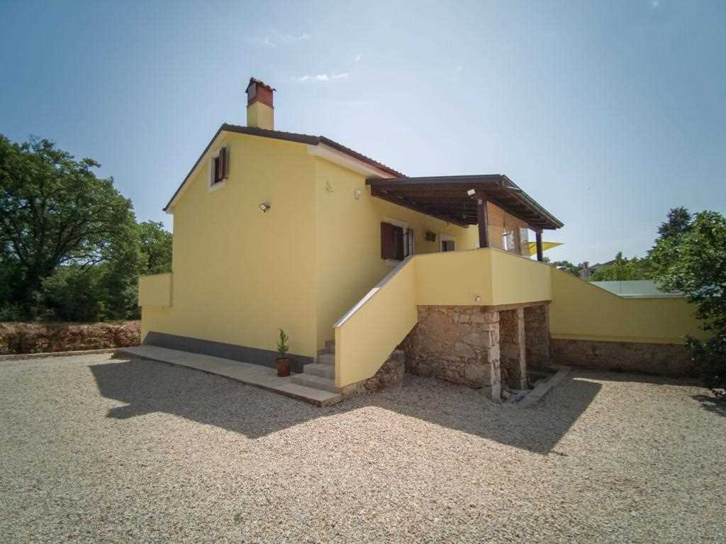 Villa with Heated Pool and Jacuzzi – Island Krk