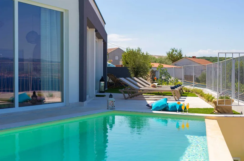 Vrbnik Villa for 6 Guests with Heated Infinity Pool
