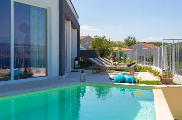 Vrbnik Villa for 6 Guests with Heated Infinity Pool