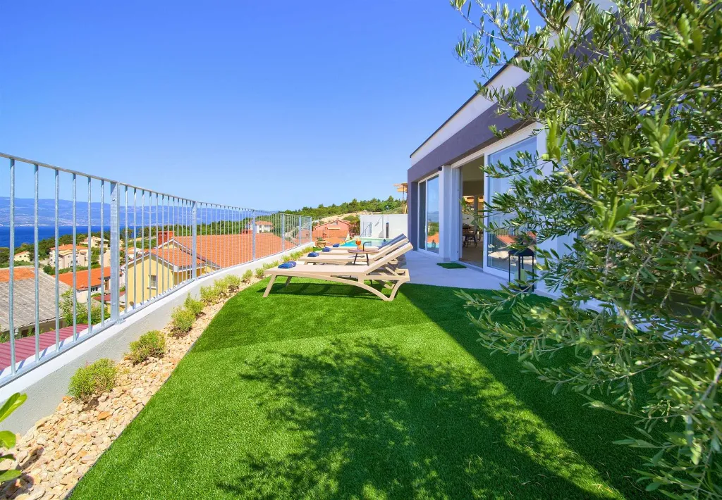 Vrbnik Villa for 6 Guests with Heated Infinity Pool