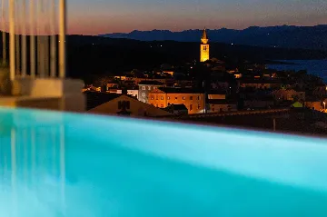 Vrbnik Villa for 6 Guests with Heated Infinity Pool