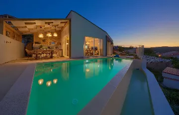 Vrbnik Villa for 6 Guests with Heated Infinity Pool