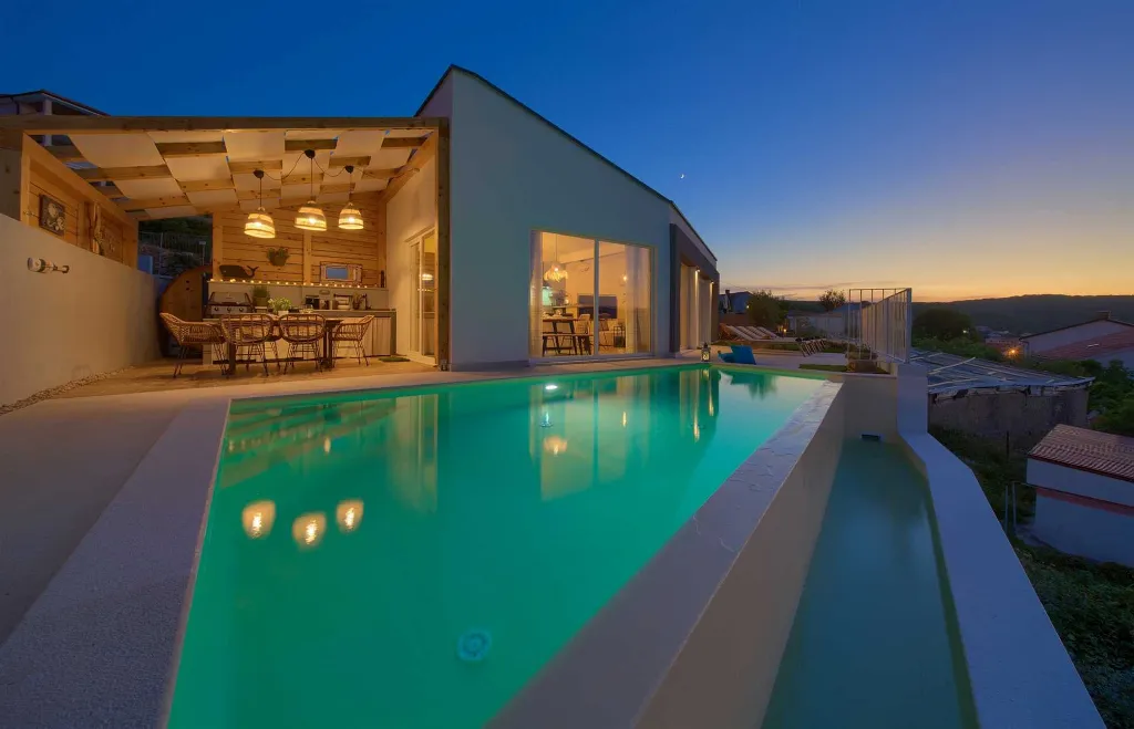 Vrbnik Villa for 6 Guests with Heated Infinity Pool