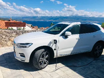 Vrbnik Villa for 6 Guests with Heated Infinity Pool