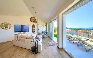 Vrbnik Villa for 6 Guests with Heated Infinity Pool