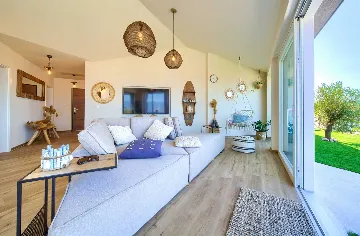 Vrbnik Villa for 6 Guests with Heated Infinity Pool