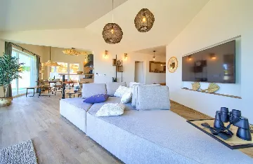 Vrbnik Villa for 6 Guests with Heated Infinity Pool