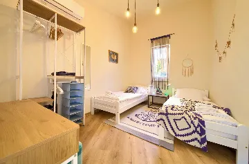 Vrbnik Villa for 6 Guests with Heated Infinity Pool