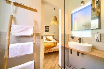 Vrbnik Villa for 6 Guests with Heated Infinity Pool