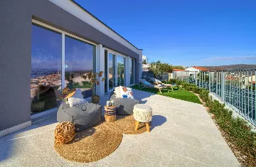 Vrbnik Villa for 6 Guests with Heated Infinity Pool