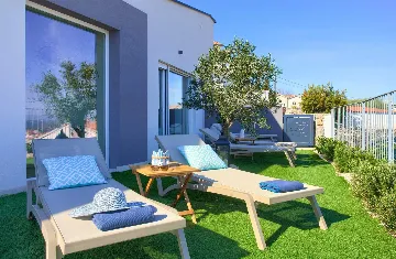 Vrbnik Villa for 6 Guests with Heated Infinity Pool