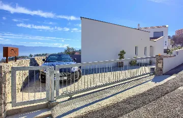 Vrbnik Villa for 6 Guests with Heated Infinity Pool