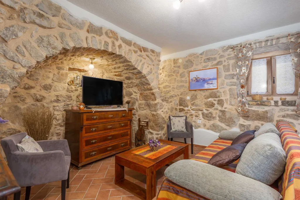 Villa with Pool for 6 in Rasopasno