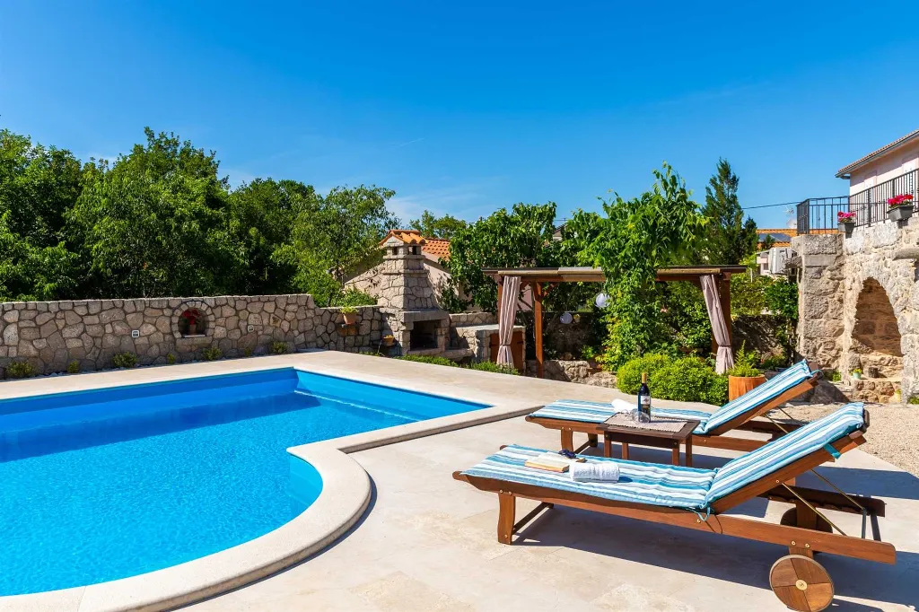 Villa with Pool for 6 in Rasopasno