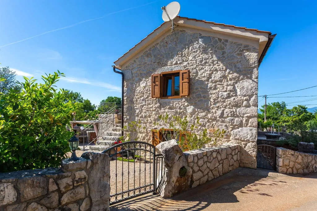 Villa with Pool for 6 in Rasopasno