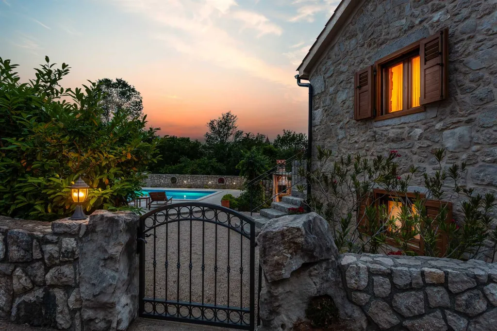 Villa with Pool for 6 in Rasopasno