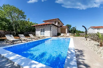 Four-Bedroom Villa with Pool in Rasopasno