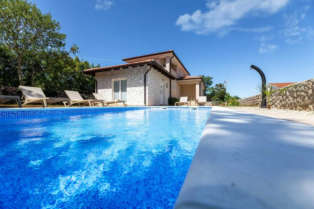 Four-Bedroom Villa with Pool in Rasopasno