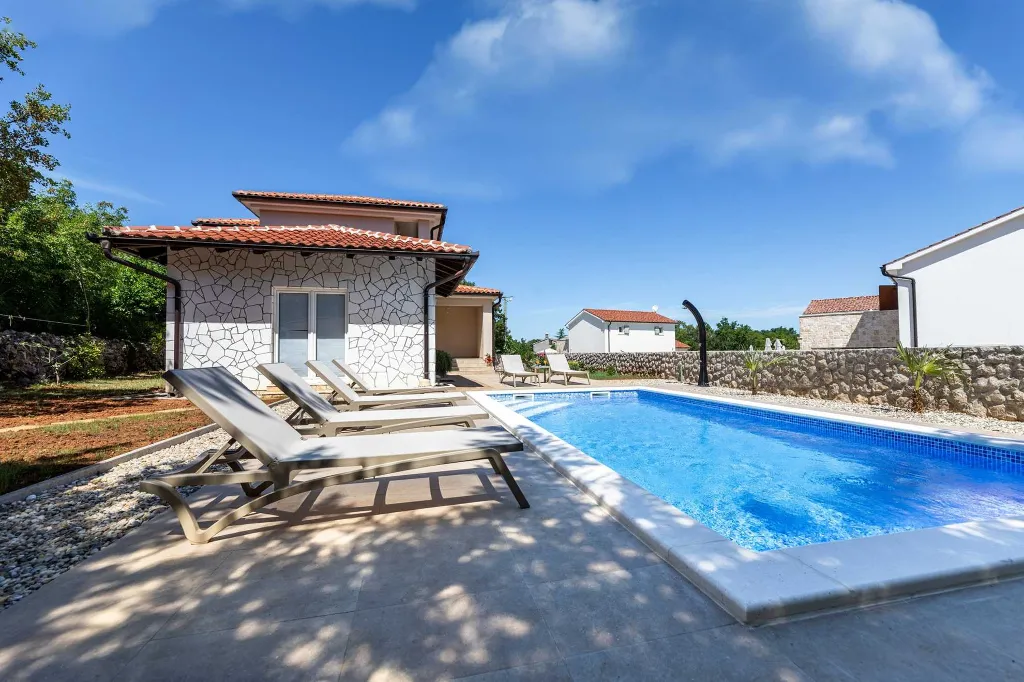 Four-Bedroom Villa with Pool in Rasopasno