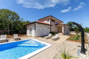Four-Bedroom Villa with Pool in Rasopasno
