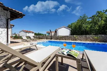 Four-Bedroom Villa with Pool in Rasopasno