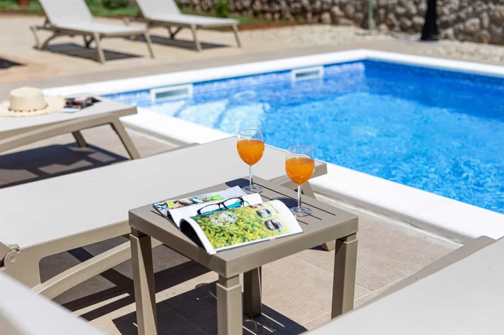 Four-Bedroom Villa with Pool in Rasopasno