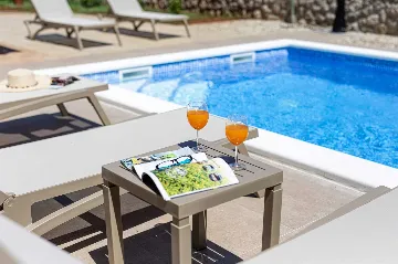 Four-Bedroom Villa with Pool in Rasopasno