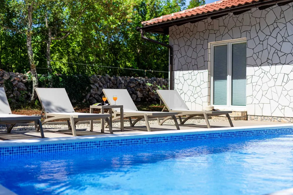 Four-Bedroom Villa with Pool in Rasopasno