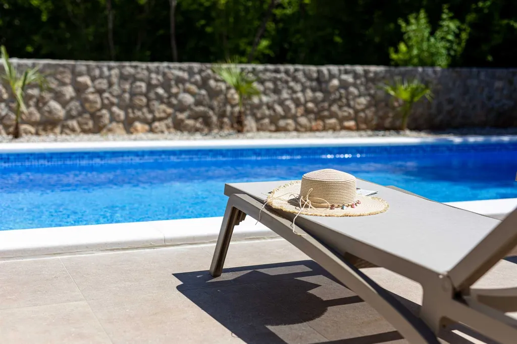 Four-Bedroom Villa with Pool in Rasopasno