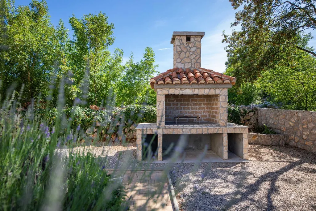Four-Bedroom Villa with Pool in Rasopasno