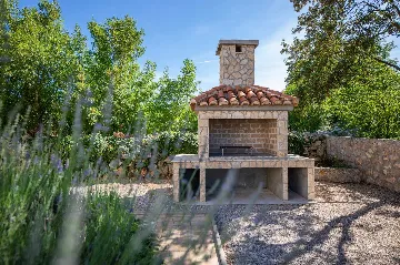 Four-Bedroom Villa with Pool in Rasopasno