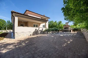 Four-Bedroom Villa with Pool in Rasopasno