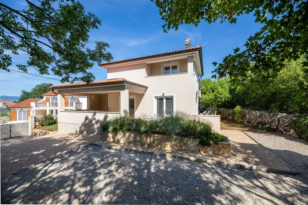 Four-Bedroom Villa with Pool in Rasopasno
