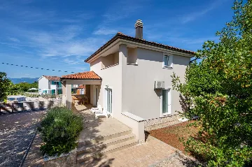 Four-Bedroom Villa with Pool in Rasopasno