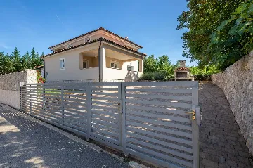 Four-Bedroom Villa with Pool in Rasopasno