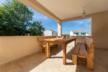 Four-Bedroom Villa with Pool in Rasopasno