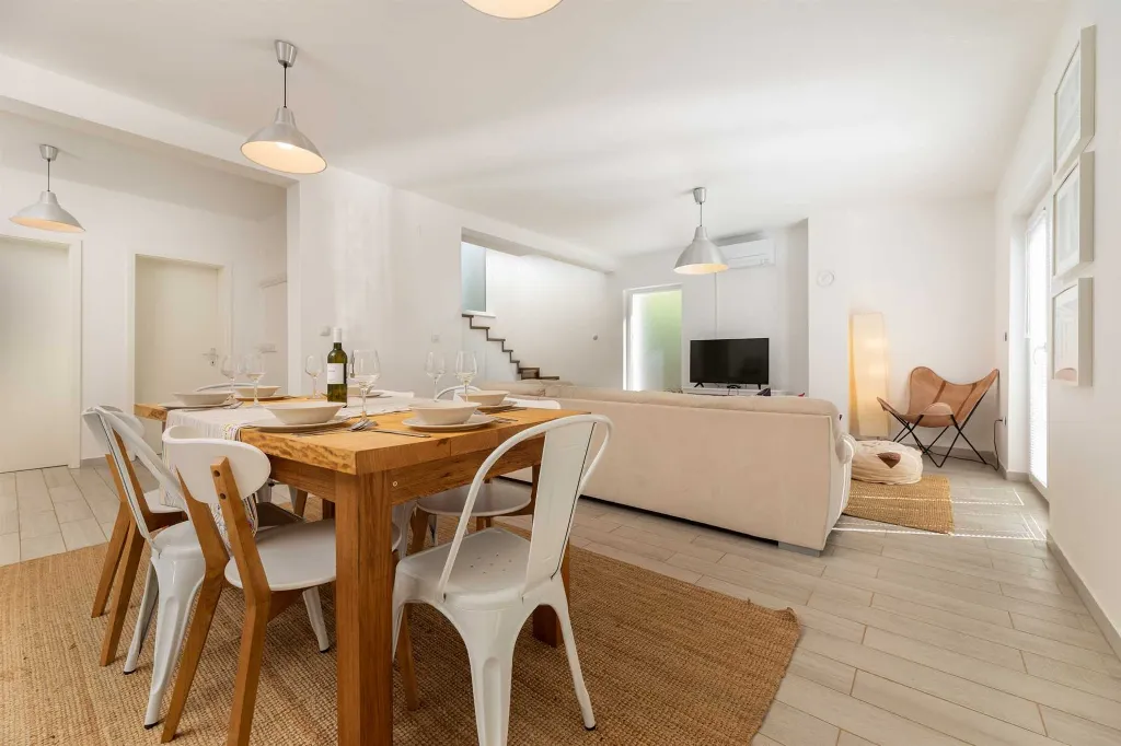 Four-Bedroom Villa with Pool in Rasopasno
