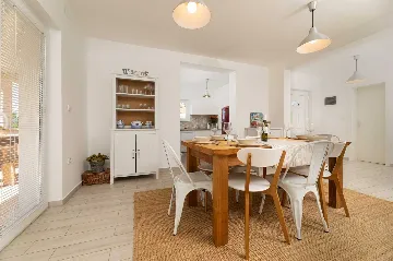 Four-Bedroom Villa with Pool in Rasopasno