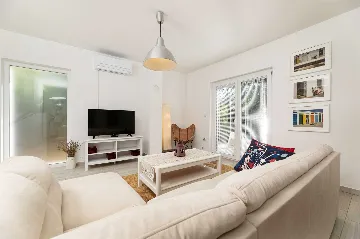 Four-Bedroom Villa with Pool in Rasopasno