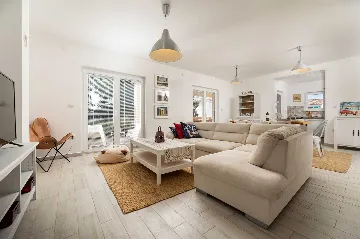 Four-Bedroom Villa with Pool in Rasopasno