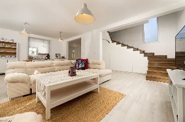 Four-Bedroom Villa with Pool in Rasopasno