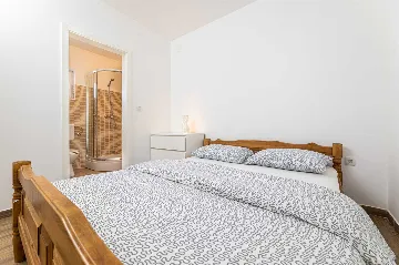 Four-Bedroom Villa with Pool in Rasopasno