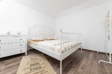 Four-Bedroom Villa with Pool in Rasopasno