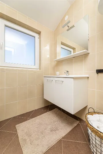 Four-Bedroom Villa with Pool in Rasopasno