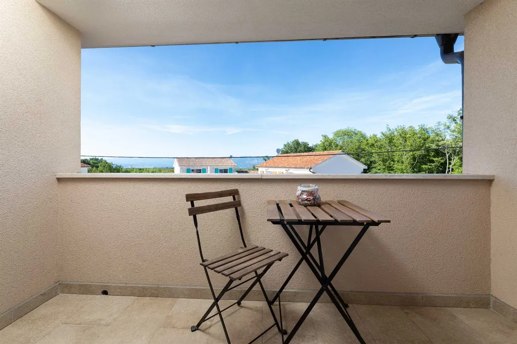 Four-Bedroom Villa with Pool in Rasopasno