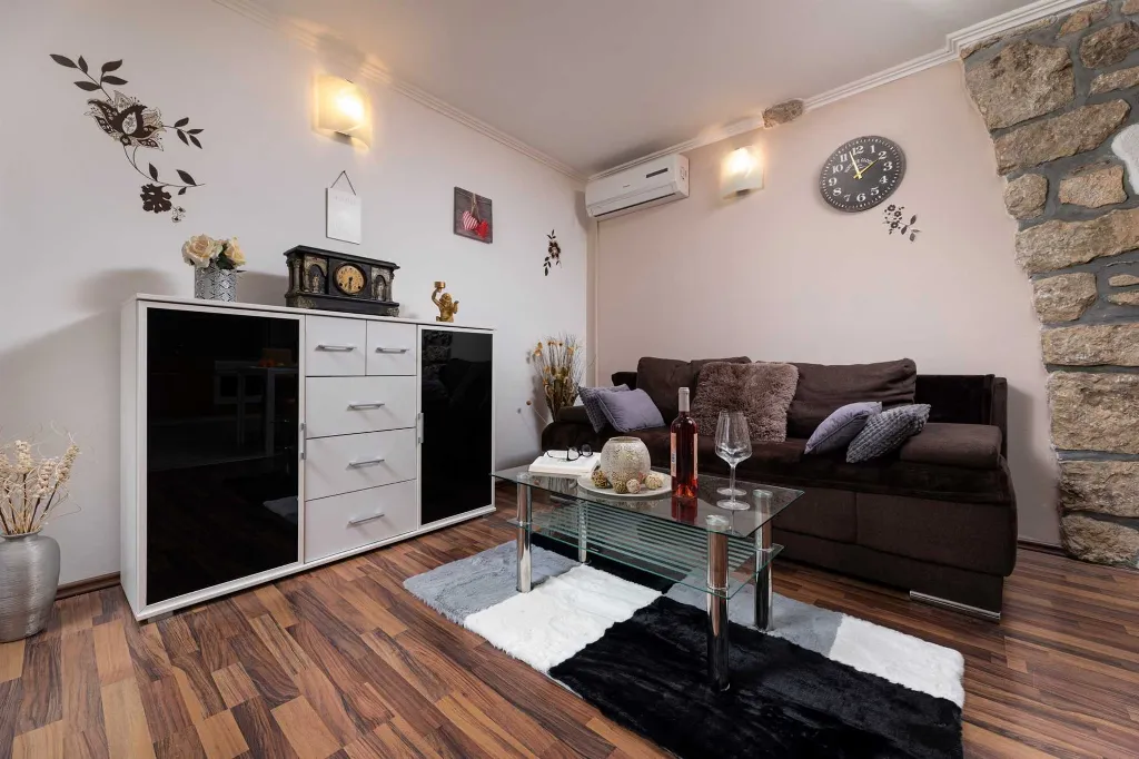 Stone Villa in Gabonjin (Krk) for Up to 5 Guests