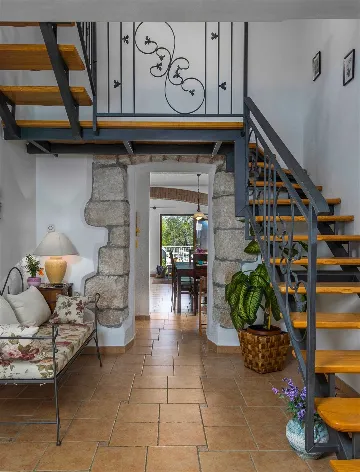 Villa for 8 Guests in Nedešćina with Pool