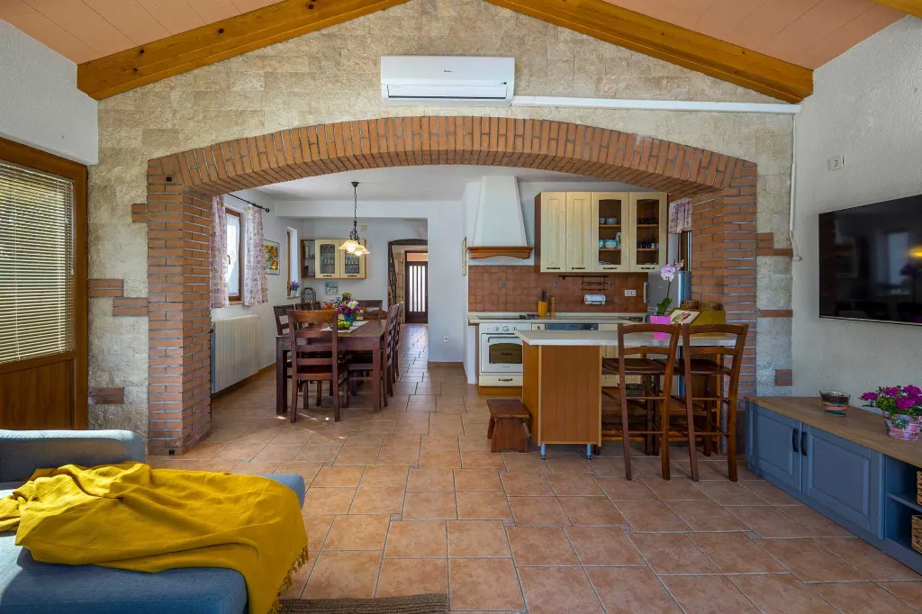 Villa for 8 Guests in Nedešćina with Pool