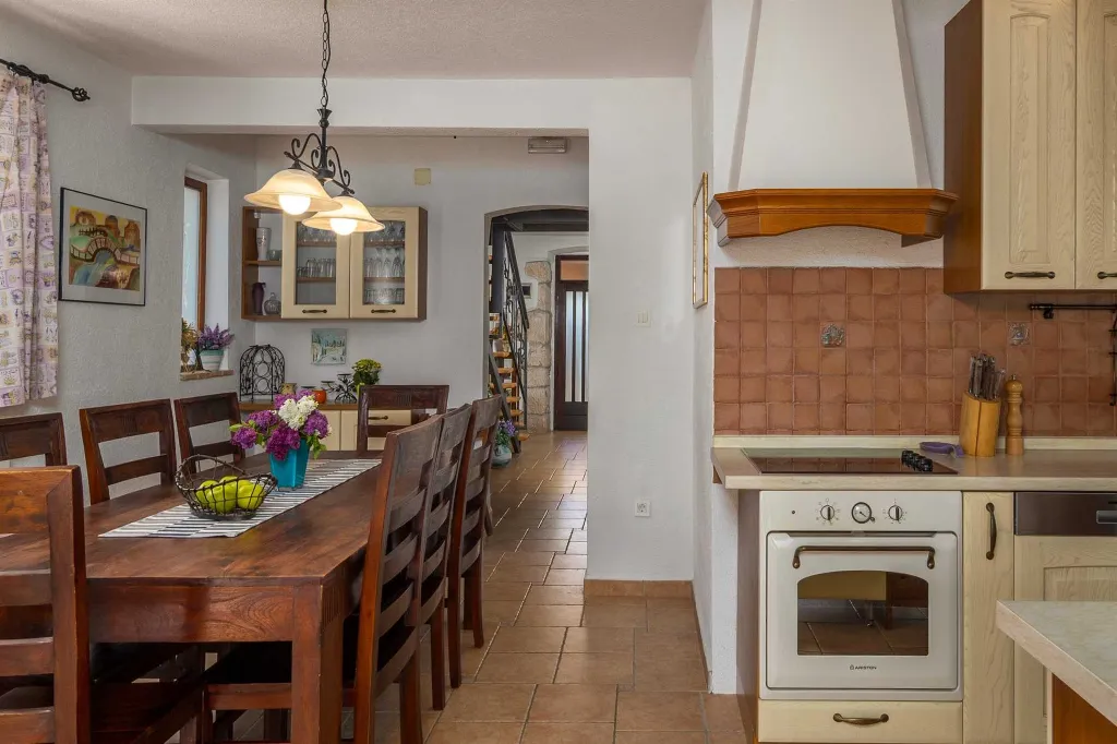 Villa for 8 Guests in Nedešćina with Pool