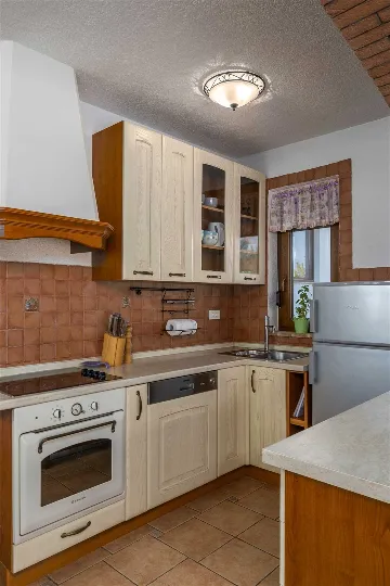 Villa for 8 Guests in Nedešćina with Pool